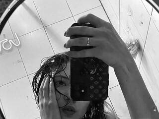 Ερωτική συνομιλία μέσω βίντεο Adri-curly