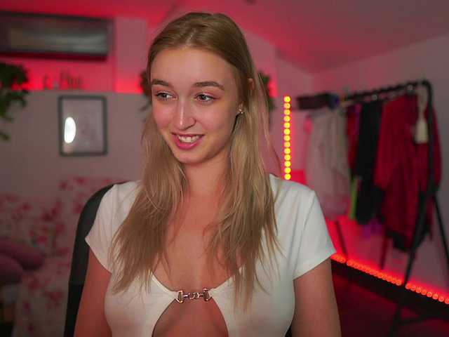 Φωτογραφίες AlexisTexas18 Hi! I am Alexis 19 yrs old teen, with perfect ass, nice tits and very hot sexy dance moves! Lets have fun with me! Water on my white T-shirt at goal!