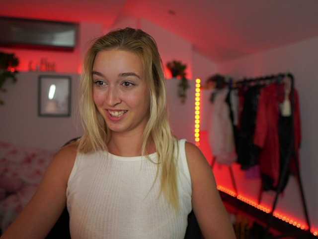 Φωτογραφίες AlexisTexas18 Hi! I am Alexis 19 yrs old teen, with perfect ass, nice tits and very hot sexy dance moves! Lets have fun with me! Water on my white T-shirt at goal!