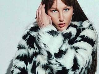 Ερωτική συνομιλία μέσω βίντεο AtanaWillis