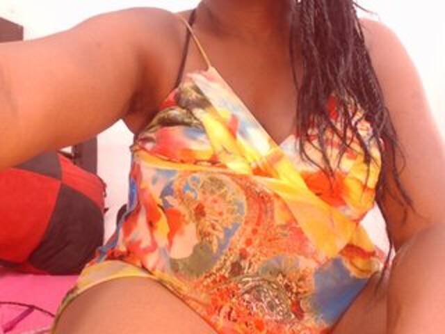 Εκπομπές οθόνης BigBustyBlack