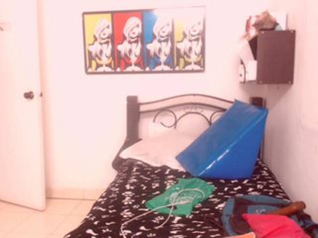 Εκπομπές οθόνης BigBustyBlack