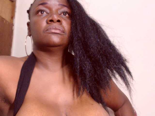 Εκπομπές οθόνης BigBustyBlack