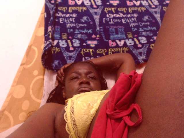 Εκπομπές οθόνης BigBustyBlack