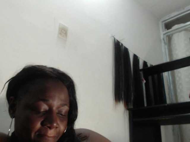 Εκπομπές οθόνης BigBustyBlack