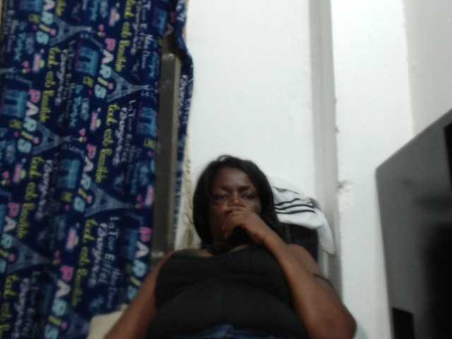 Εκπομπές οθόνης BigBustyBlack