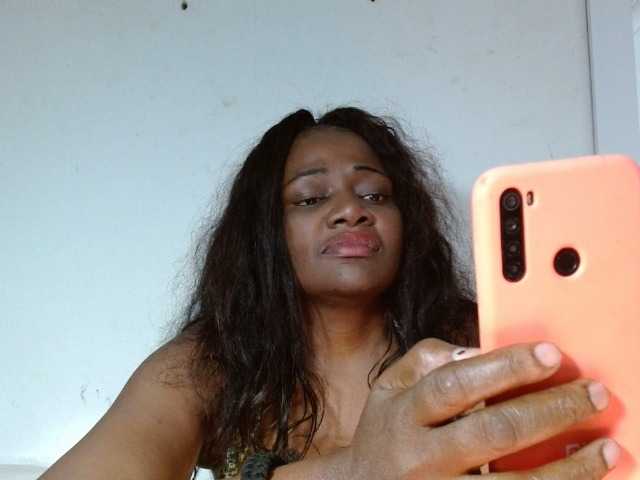 Εκπομπές οθόνης BigBustyBlack