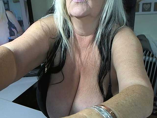 Φωτογραφίες blondebustyuk 40JJ titties out bouncing then play with this tight winking pussy fingers in if you tip you can watch xx thankyou XX