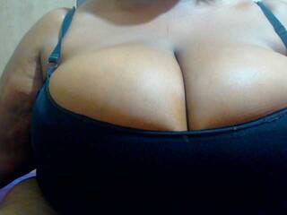 Ερωτική συνομιλία μέσω βίντεο bustytitsxx