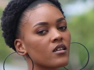 Ερωτική συνομιλία μέσω βίντεο Carry-Brie