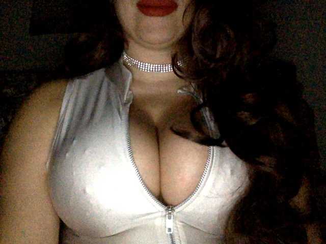 Φωτογραφίες CassieBambi Queen of REAL Boobs, 495 tokens more to See them.. ready boys 1st time!