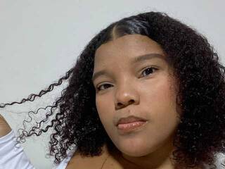 Ερωτική συνομιλία μέσω βίντεο DayanRoux