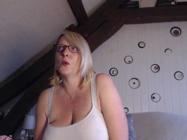 Εκπομπές οθόνης EleannaRose