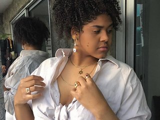 Ερωτική συνομιλία μέσω βίντεο HalleThomson