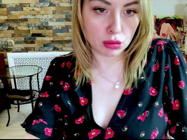 Εκπομπές οθόνης HollyDoll