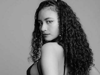 Ερωτική συνομιλία μέσω βίντεο KiiraW