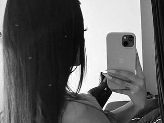 Ερωτική συνομιλία μέσω βίντεο kittymonet