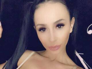 Ερωτική συνομιλία μέσω βίντεο LaylaRad