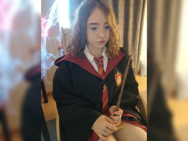 Φωτογραφίες LittleDelora Welcome to my Hogwarts, this Halloween I will be dressed as Hermione with a wand that shoots fire. Come in and we’ll learn spells together) P.S. I’m only a 1st year student @total countdown @sofar collected @remain left until the show starts!