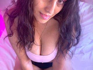 Ερωτική συνομιλία μέσω βίντεο MaeMoore