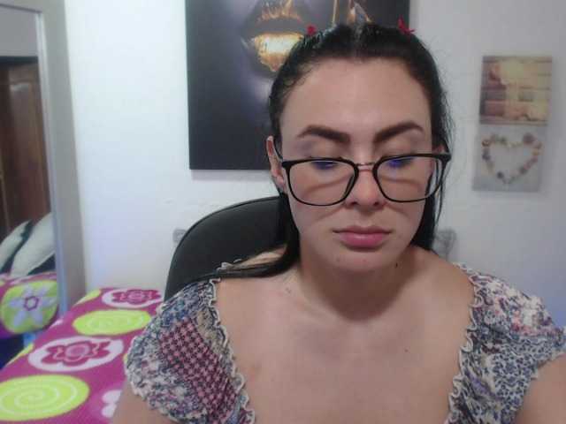 Φωτογραφίες MeganEiffel I have a vibrator in my pussy that vibrates with tokens