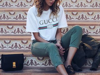 Ερωτική συνομιλία μέσω βίντεο MonicaGucci