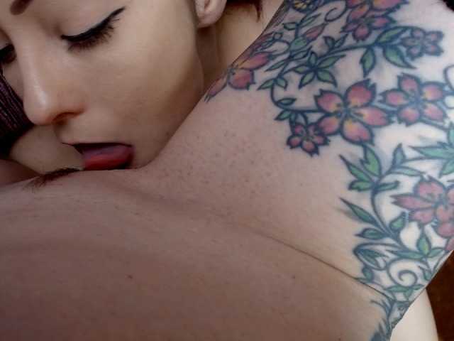 Εκπομπές οθόνης PassionThrees