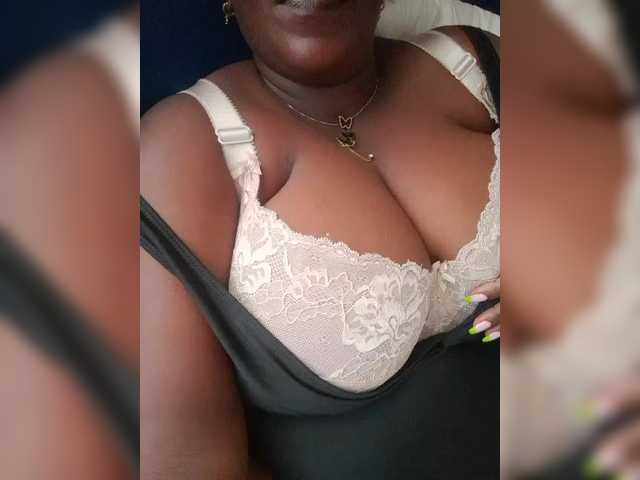 Εκπομπές οθόνης Queenbigboobs