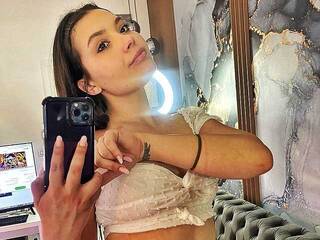 Ερωτική συνομιλία μέσω βίντεο RubyxBanks