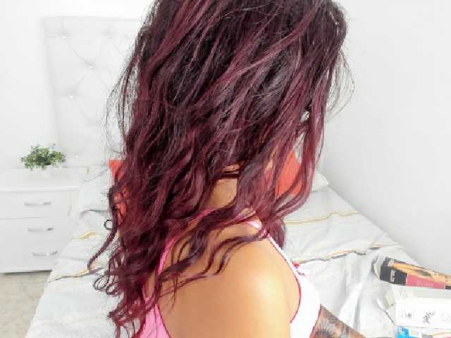 Εκπομπές οθόνης SalomeBaker