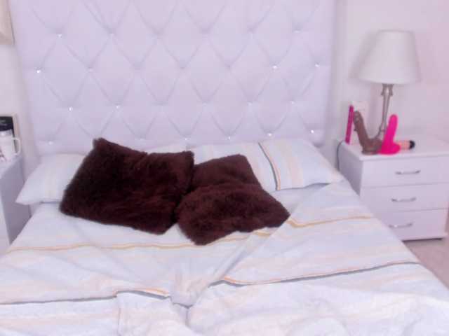 Εκπομπές οθόνης SalomeBaker