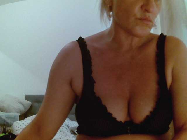 Φωτογραφίες Sandyforyou i am horny bitch . I love cocks. Wanna show my wet pussy??