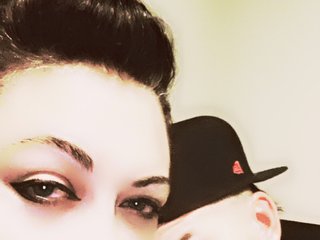 Ερωτική συνομιλία μέσω βίντεο T-and-A-13