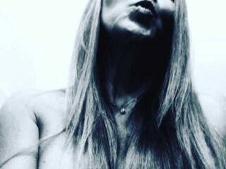 Ερωτική συνομιλία μέσω βίντεο tieta