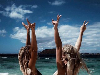 Ερωτική συνομιλία μέσω βίντεο twosexyandhotgirls