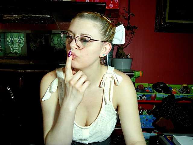 Εκπομπές οθόνης KinkyJawn