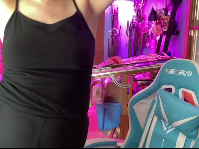 Εκπομπές οθόνης KinkyJawn