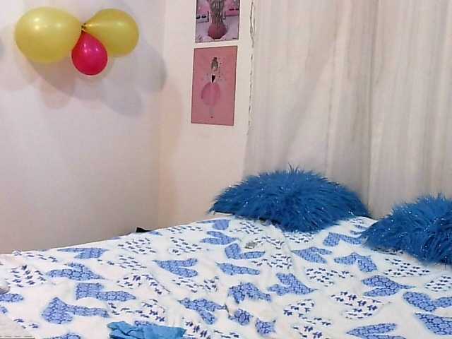 Φωτογραφίες valeriiaa-hot hi guys welcome to my room play with me #anal #squirt #lovense #pantyhose #teen #bigboobs