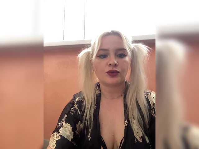 Εκπομπές οθόνης VikkiVia