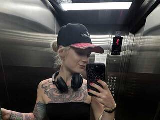 Ερωτική συνομιλία μέσω βίντεο VivianRocks