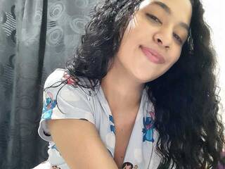 Ερωτική συνομιλία μέσω βίντεο YessiAlbani